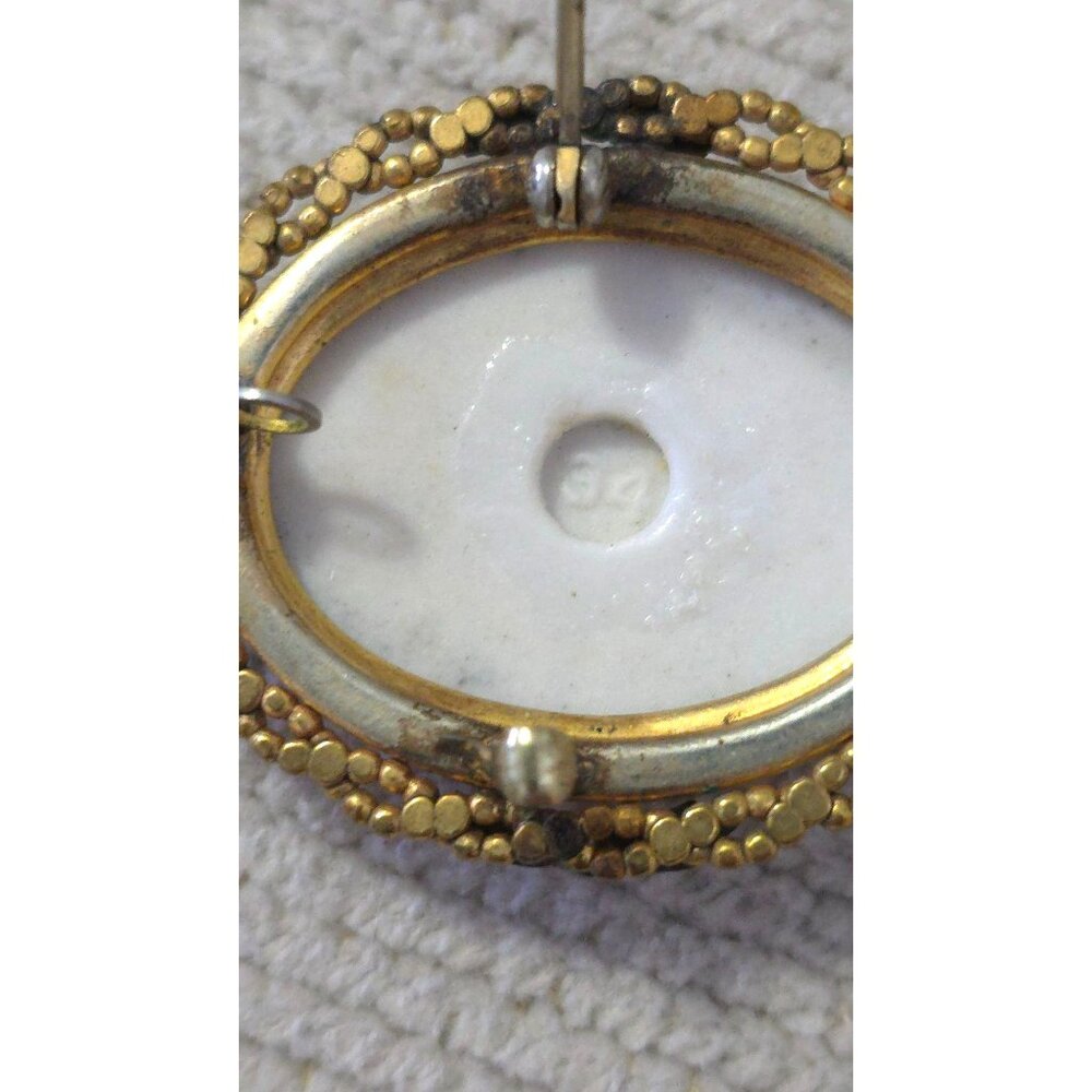 Antique Porcelain Brooch/Pendant Courting Couple Scene & Ornate Gold-Tone Frame - Picture 6 of 7